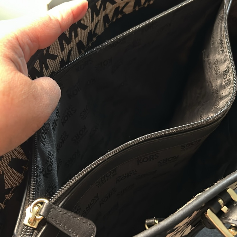 Michael Kors EUC Large Handbag - Picture 8 of 16